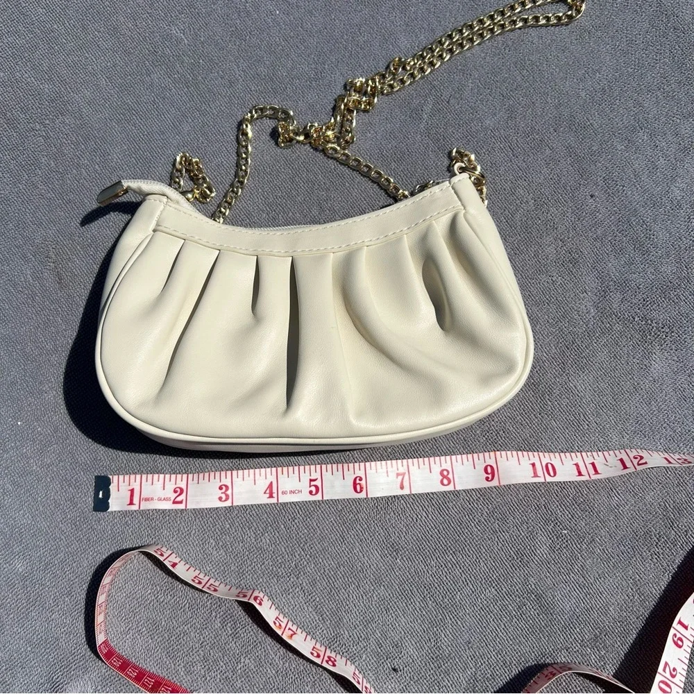 Elegant off white/Cream Shoulder Bag with beautiful gold accents - Picture 1 of 7
